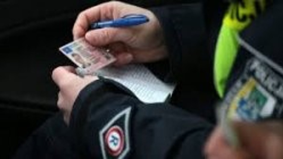 Policjanci zauważyli kierowcę Dacii. Limit został przekroczony