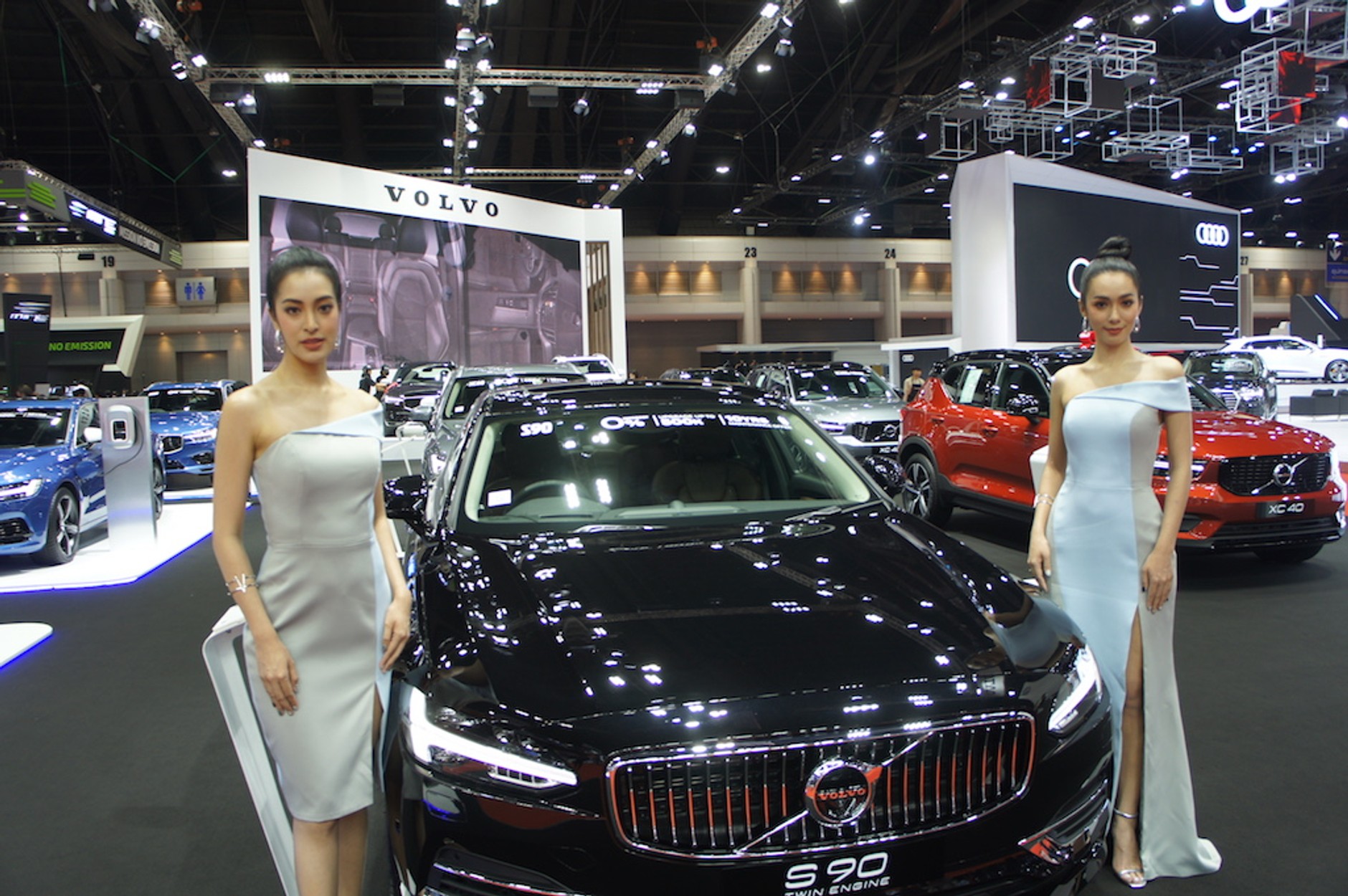 Salon w Bangkoku – modelki i samochody