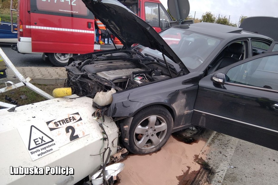 Pijany kierowca wjechał w stację paliw
