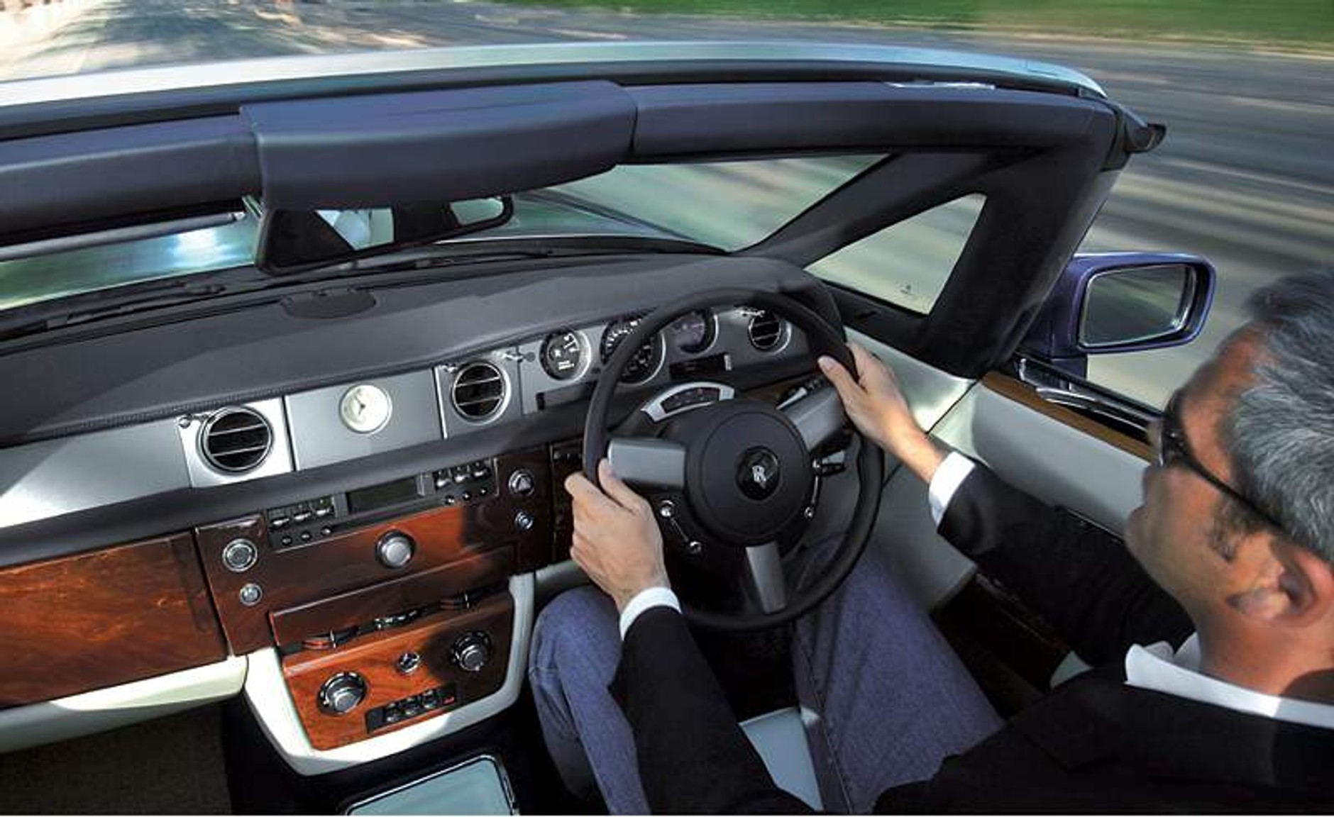 Rolls-Royce Phantom Drophead Coupe – boulevard cruiser (video)