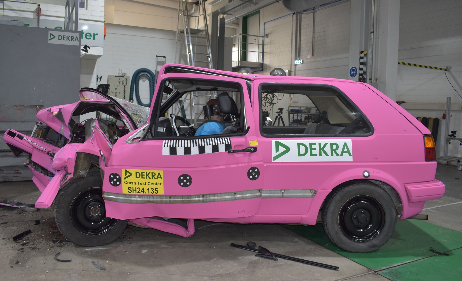 VW Golf II w teście zderzeniowym Dekry