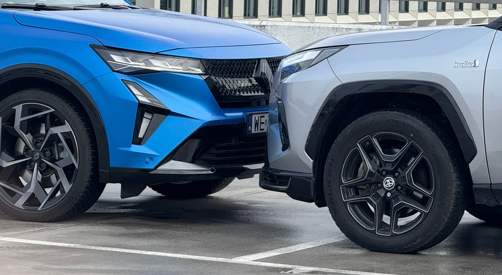 Toyota RAV4 Plug-in GR Sport vs Renault Rafale Atelier Alpine 4e-Tech 4x4 300