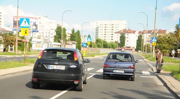 Wyprzedzanie na pasach i skrzyżowaniach. Kiedy grozi mandat, a kiedy można?