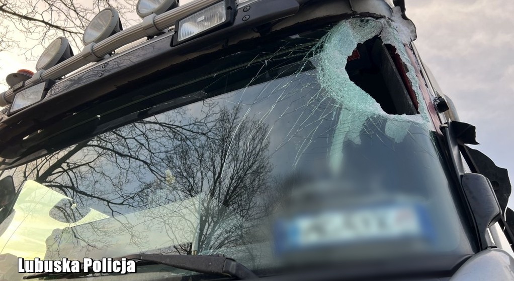 Lód spadający z dachu jednej ciężarówki wpadł do kabiny innej jadącej z przeciwnego kierunku