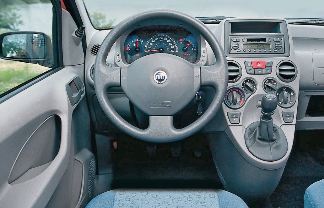 Proste materiały, logiczna obsługa i... często ubogie wyposażenie. Rozbudowana konsola może uwierać w kolano