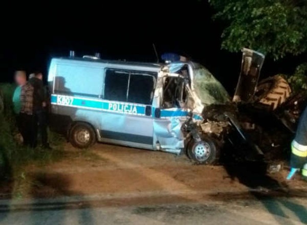 Radiowóz wjechał w ciągnik – ranni są policjanci i... pies