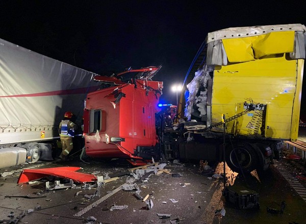 Poważny wypadek dwóch ciężarówek. Zablokowana A1 w woj. śląskim