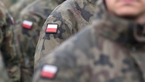Uzbrojeni żołnierze w ciężarówce bez tablic. Jej kierowca może trafić za kratki