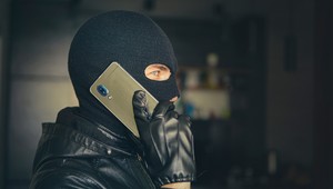 Chciał zainwestować w akcje Orlenu. Stracił 10 tys. zł. Tak działają oszuści
