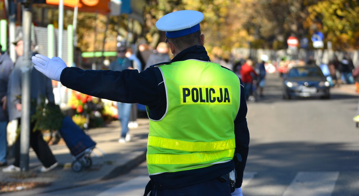 Czy wiesz, co "mówi" do ciebie policjant? Te gesty trzeba znać
