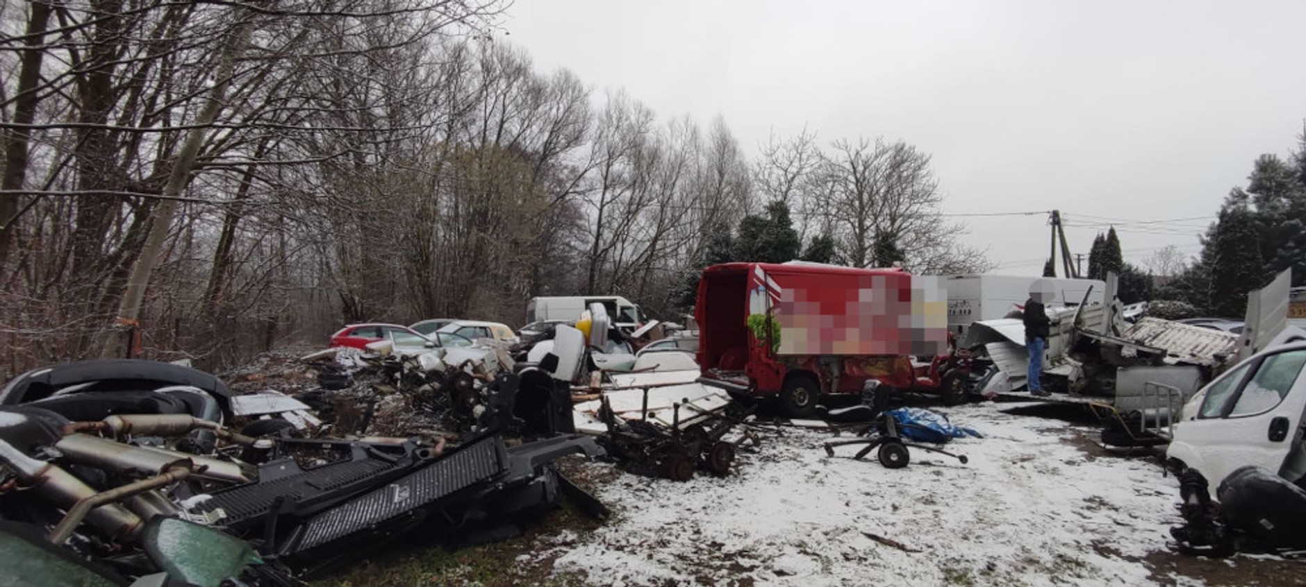 Odnaleziona dziupla z samochodami dostawczymi