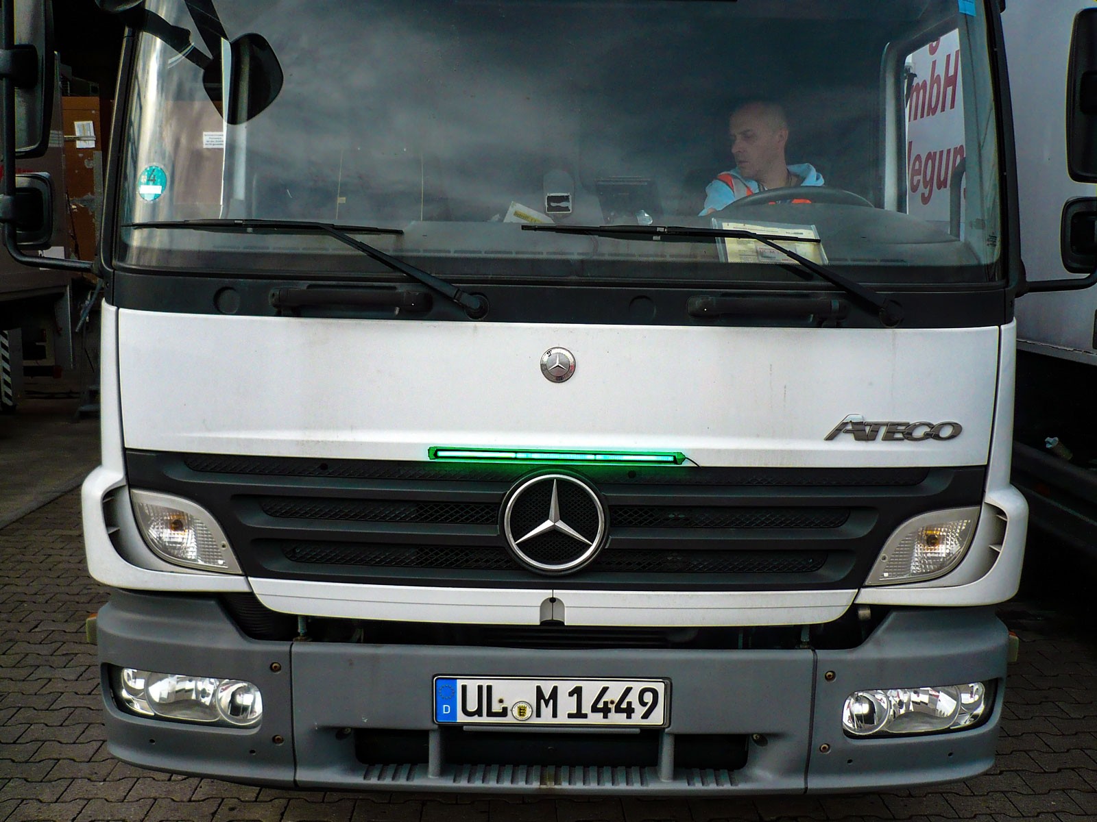 Dodatkowe zielone światło stopu montowane z przodu auta