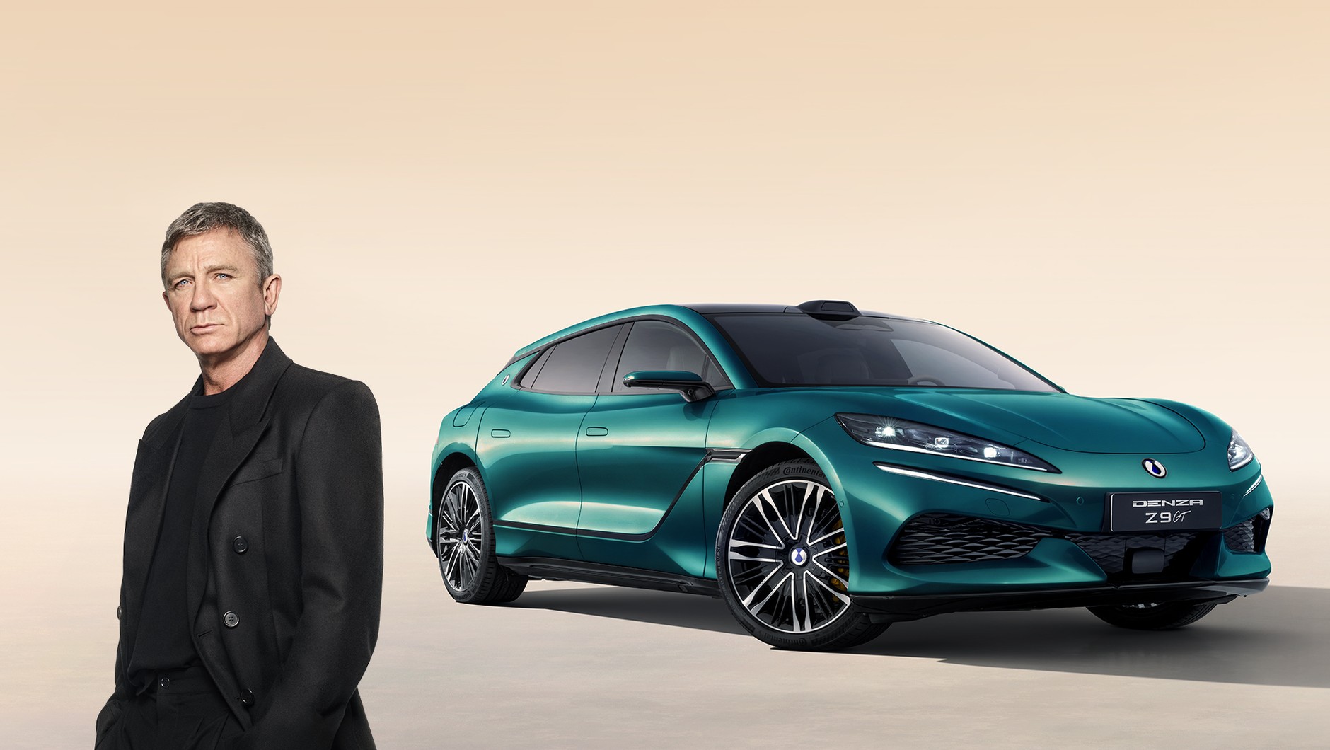 Daniel Craig na tle Denzy Z9 GT