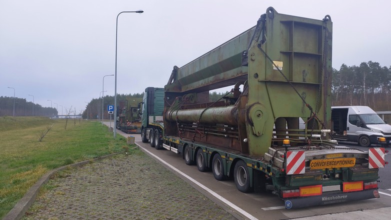 Transport elementów prasy został zatrzymany na parkingu