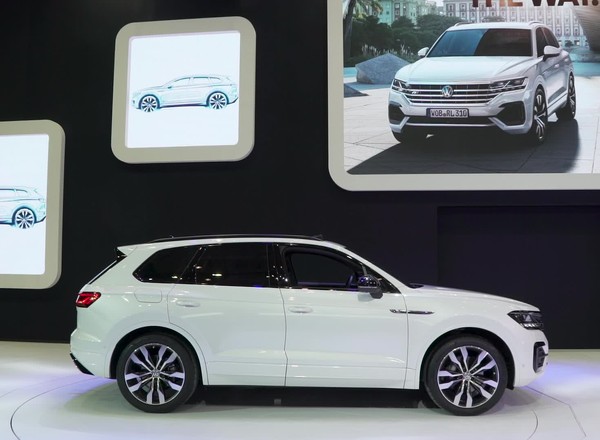 Volkswagen Touareg podczas salonu samochodowego w Poznaniu