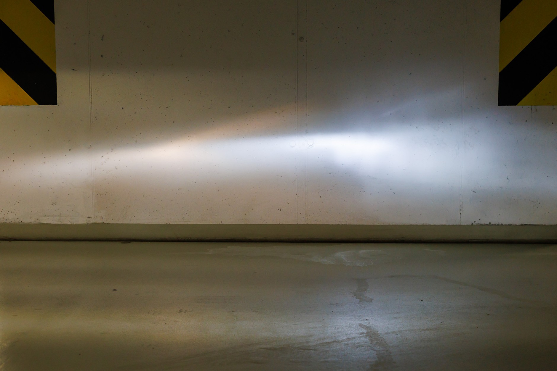 Różnica w świeceniu między dobrej jakości żarówką H4 a odpowiednikiem LED