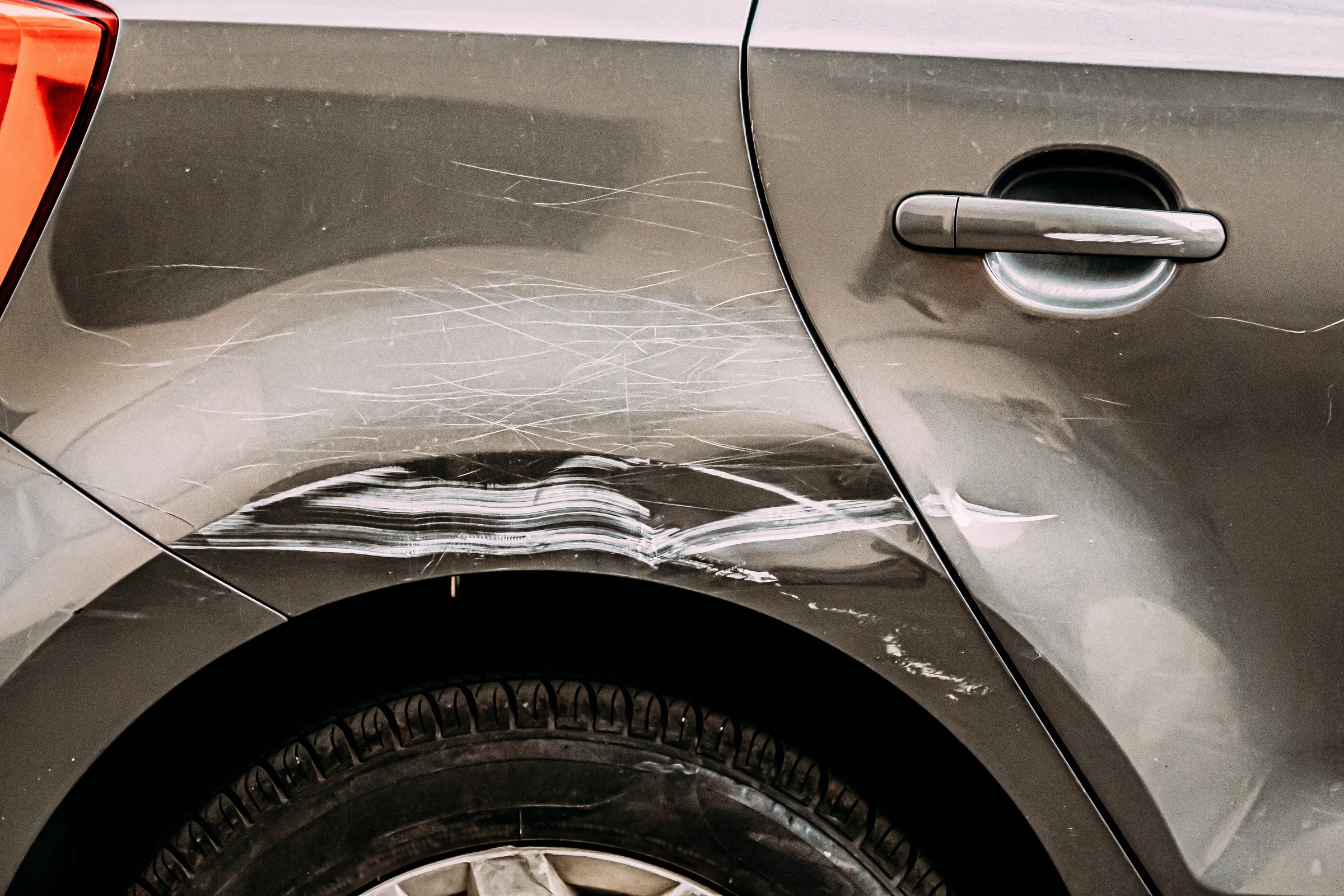 Zarysował czyjś samochód na parkingu i odjechał. Musi zapłacić równowartość swoich trzech emerytur