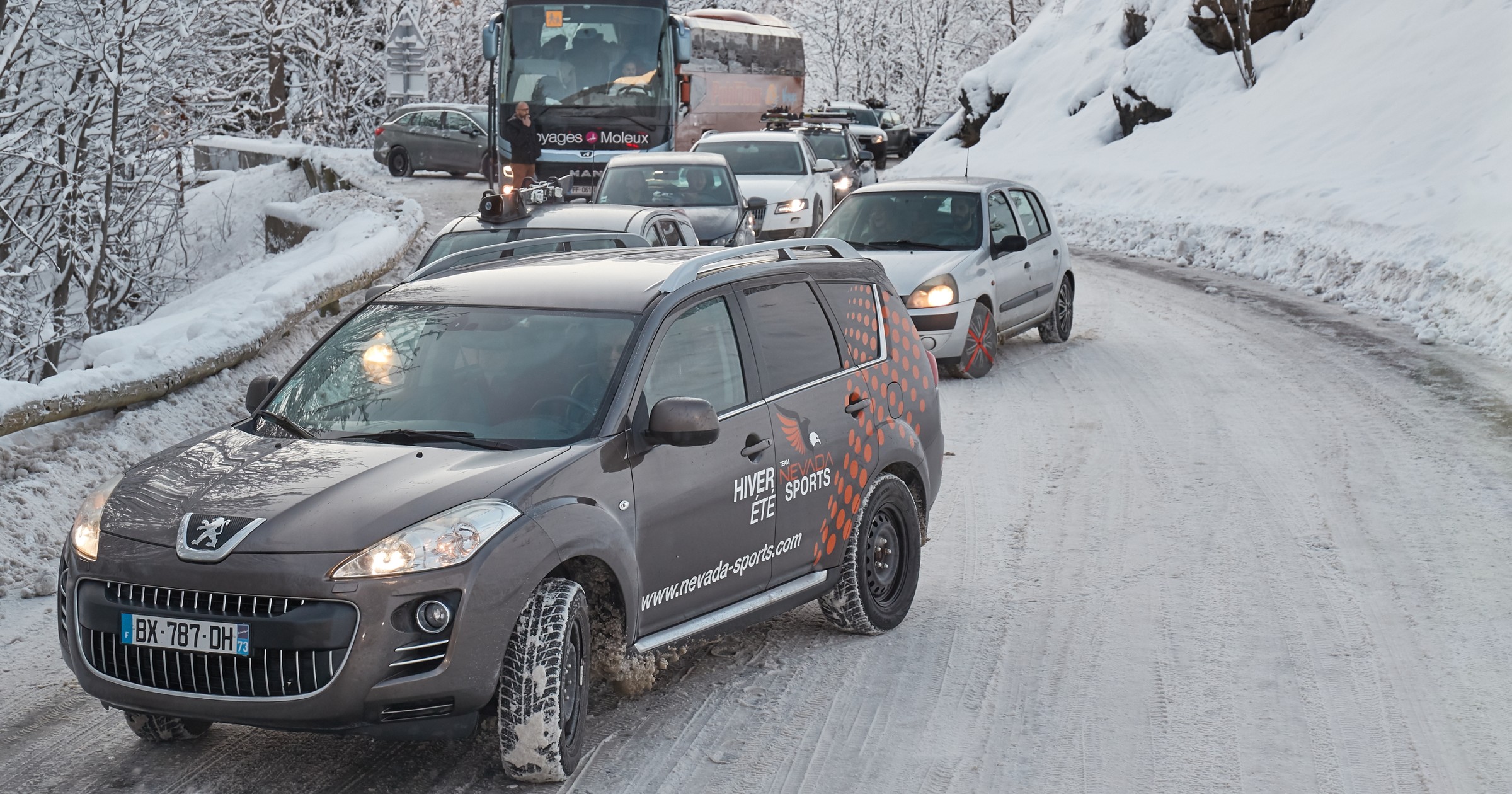 Zator na górskiej drodze pod ośrodkiem Alpe d'Huez we Francji
