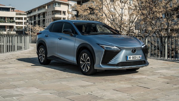 Lexus RZ 300e. Odmiana z napędem na przód i z większym zasięgiem
