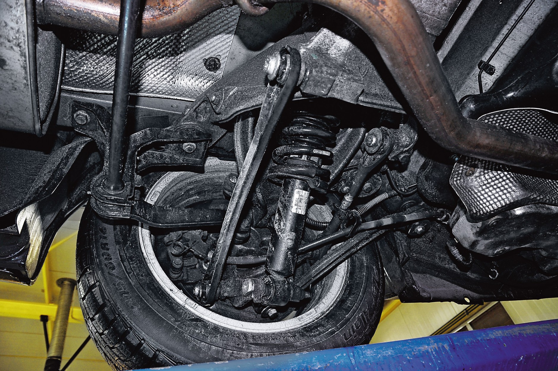 Wielowahaczowe tylne zawieszenie - wyczucie luzów wyłącznie na podstawie jazdy samochodem nie zawsze jest łatwe.