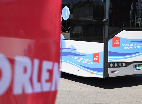 Orlen uruchomił w Krakowie mobilną stację tankowania wodoru. Będzie zasilać autobus