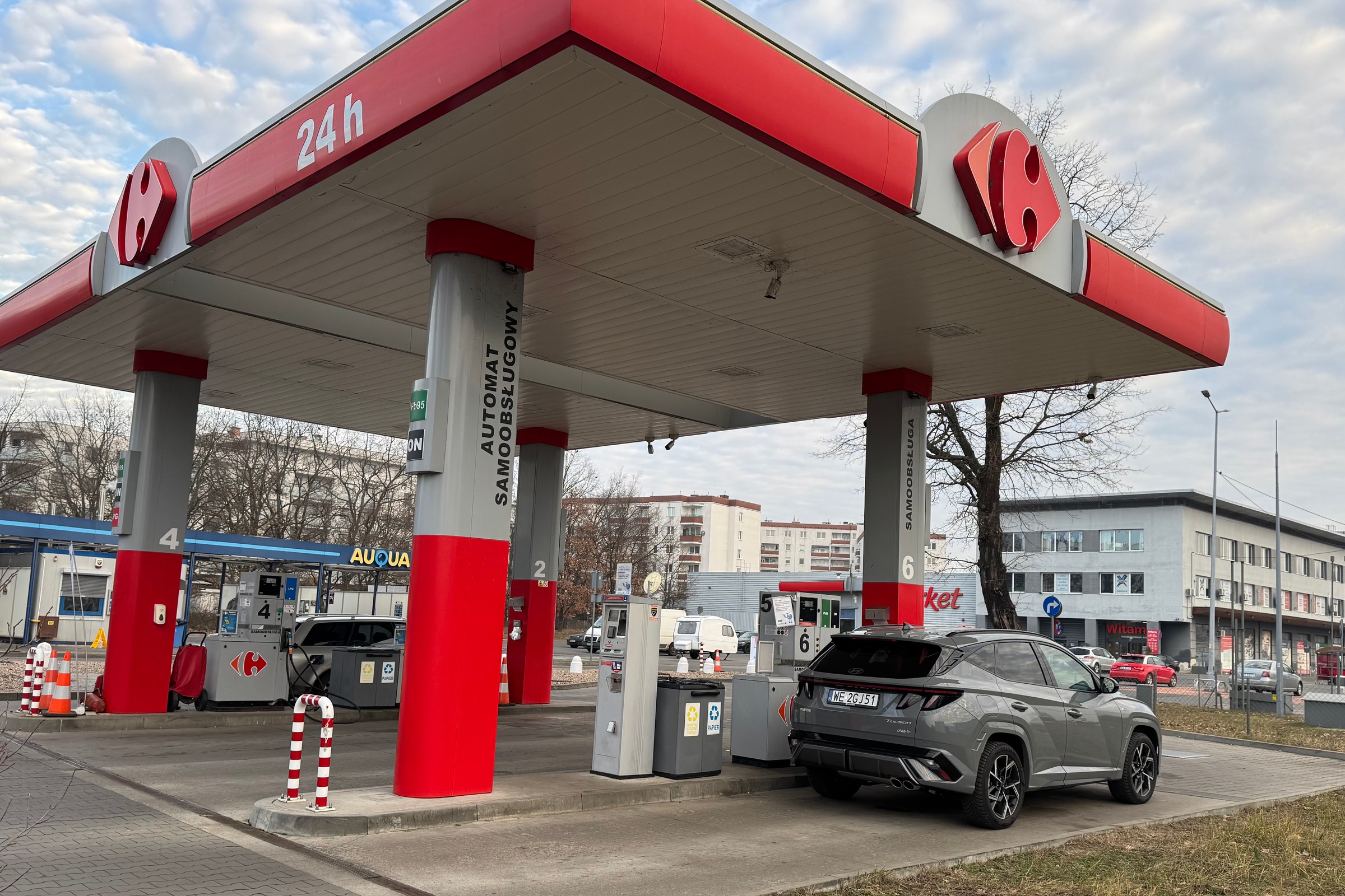 Jaka jest jakość paliwa na tanich stacjach? Opłaca się zatankować 50 groszy taniej za litr?