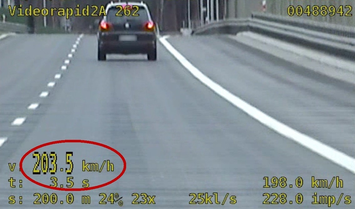 Kadr z policyjnego wideorejestratora (kwiecień 2025 r., trasa S5 w województwie kujawsko-pomorskim)