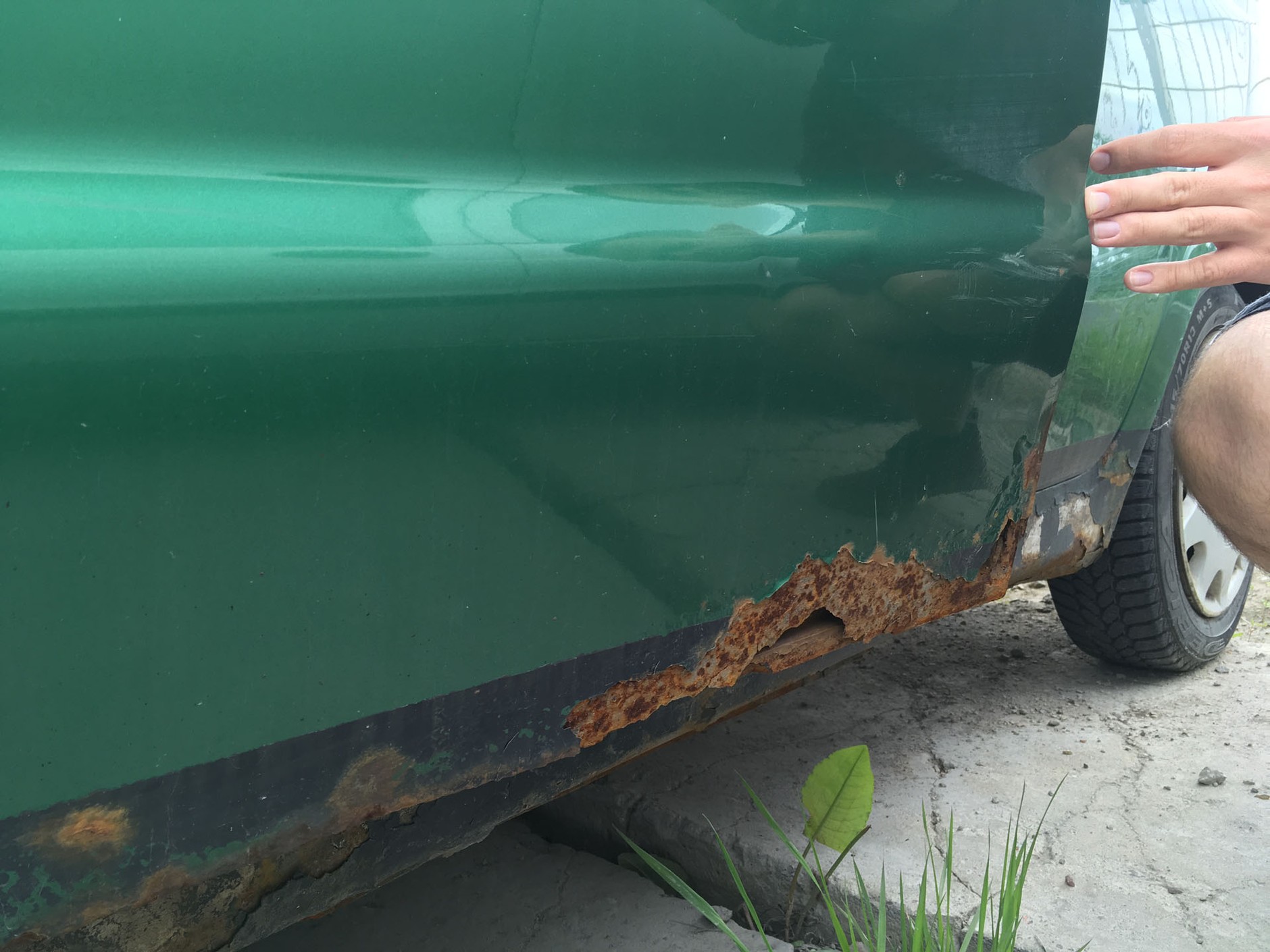 Korozję dolnych rantów drzwi można jeszcze jakoś przeżyćw tanim aucie, ale ubytki na elementach nośnych – nie.