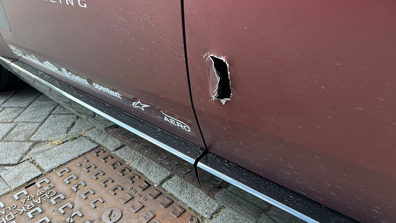 Ta dziura w drzwiach Range Rovera została zrobiona nieprzypadkowo