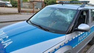 Zbił boczną i przednią szybę radiowozu, a potem zaatakował policjantów