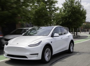 W Tesli Model Y mogą poluzować się śruby. Problem dotyczy kilku tysięcy aut