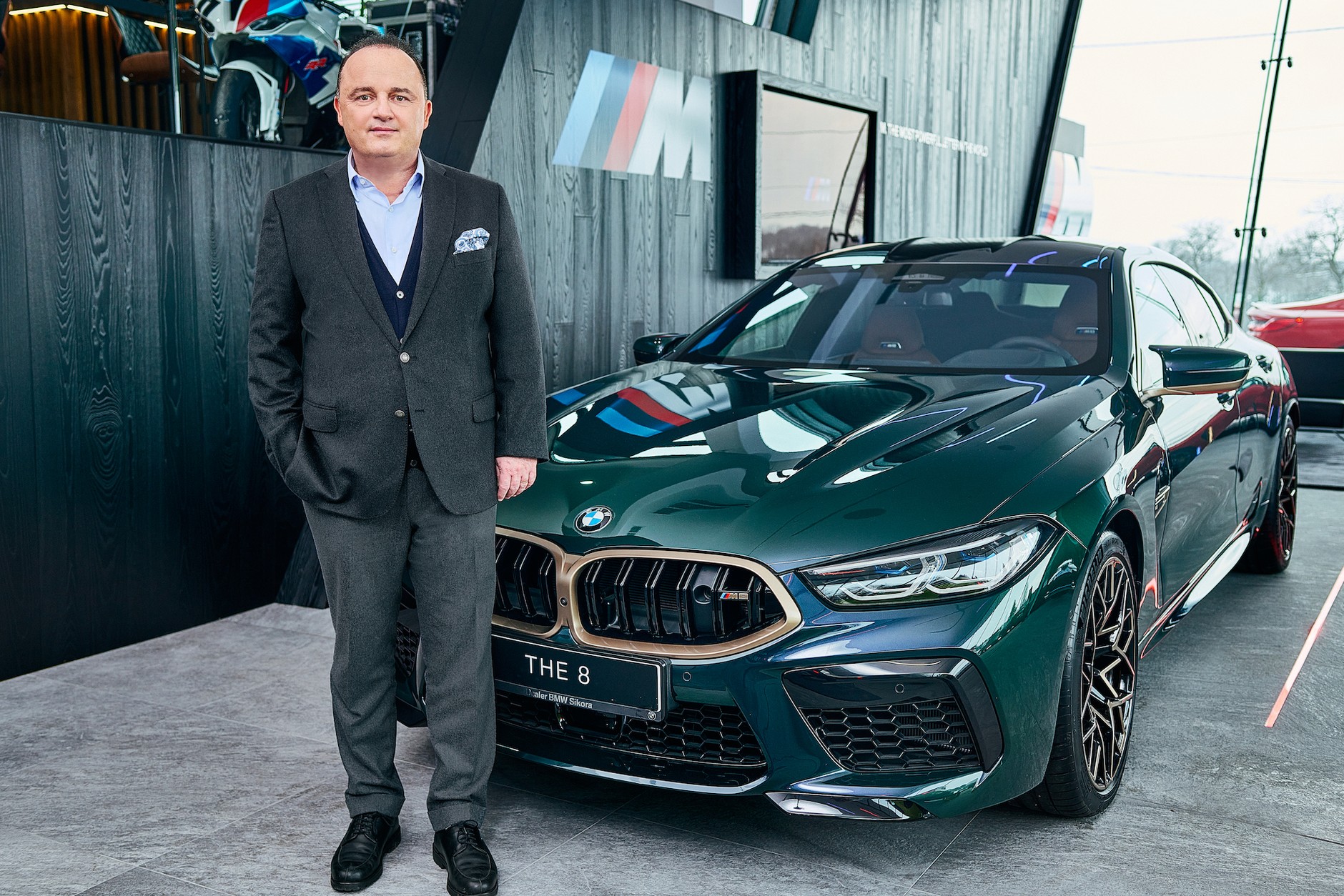 Christian Haririan przy samochodzie BMW