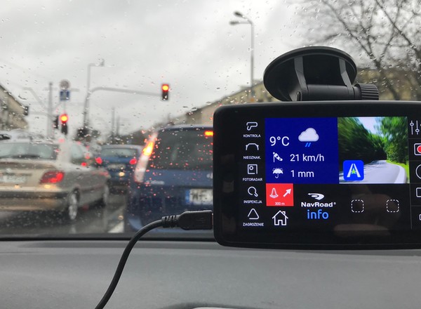Trzy w jednym: AutoMapa, Yanosik i rejestrator