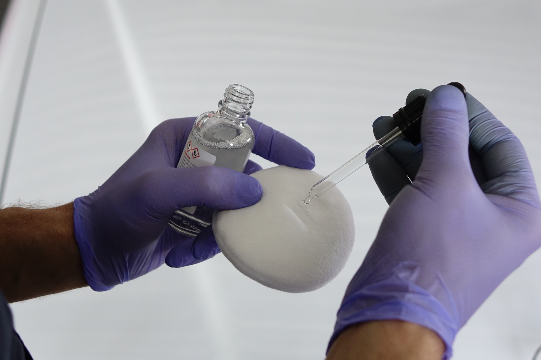Nakładanie powłoki ceramicznej ma lakier: na cały samochód schodzi mała buteleczka preparatu, zwykle 30-50 ml 
