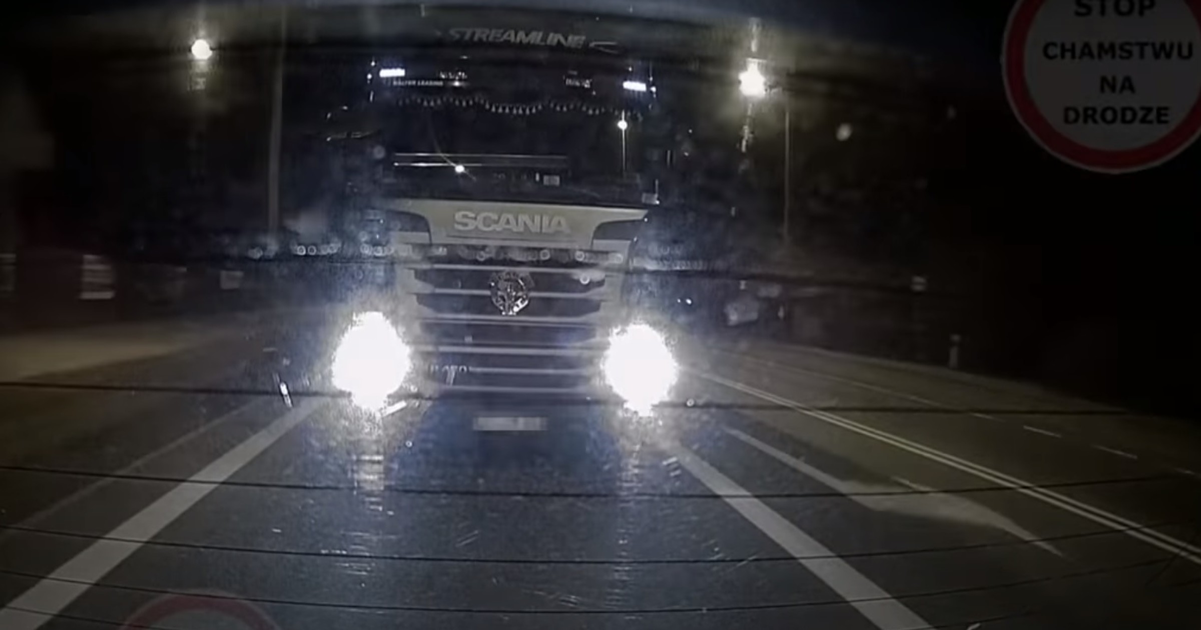 Ciężarówka poganiająca kierowcę auta osobowego