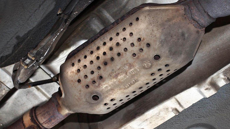 Popękany wkład katalizatora