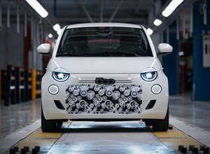 Fiat przerobił elektryka na model spalinowy. 500 Hybrid niedługo trafi do produkcji