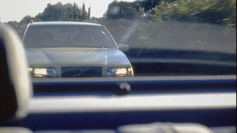 Jazda na zderzaku - dobry kierowca nigdy tak nie robi.