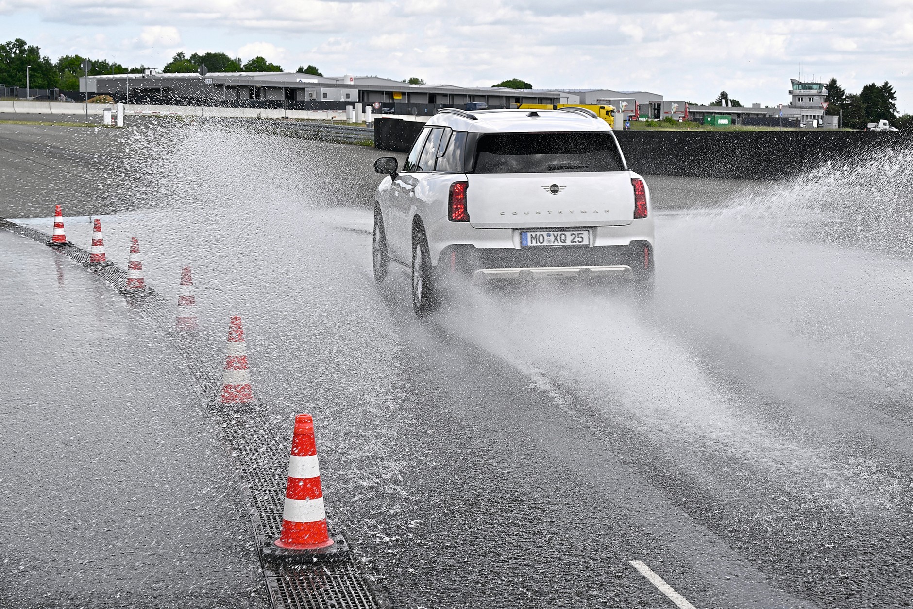 Aquaplaning to jedno z najgroźniejszych zjawisk, jakie może nas spotkać na mokrej drodze. Koła tracą kontakt z nawierzchnią i unoszą się na warstewce wody. 