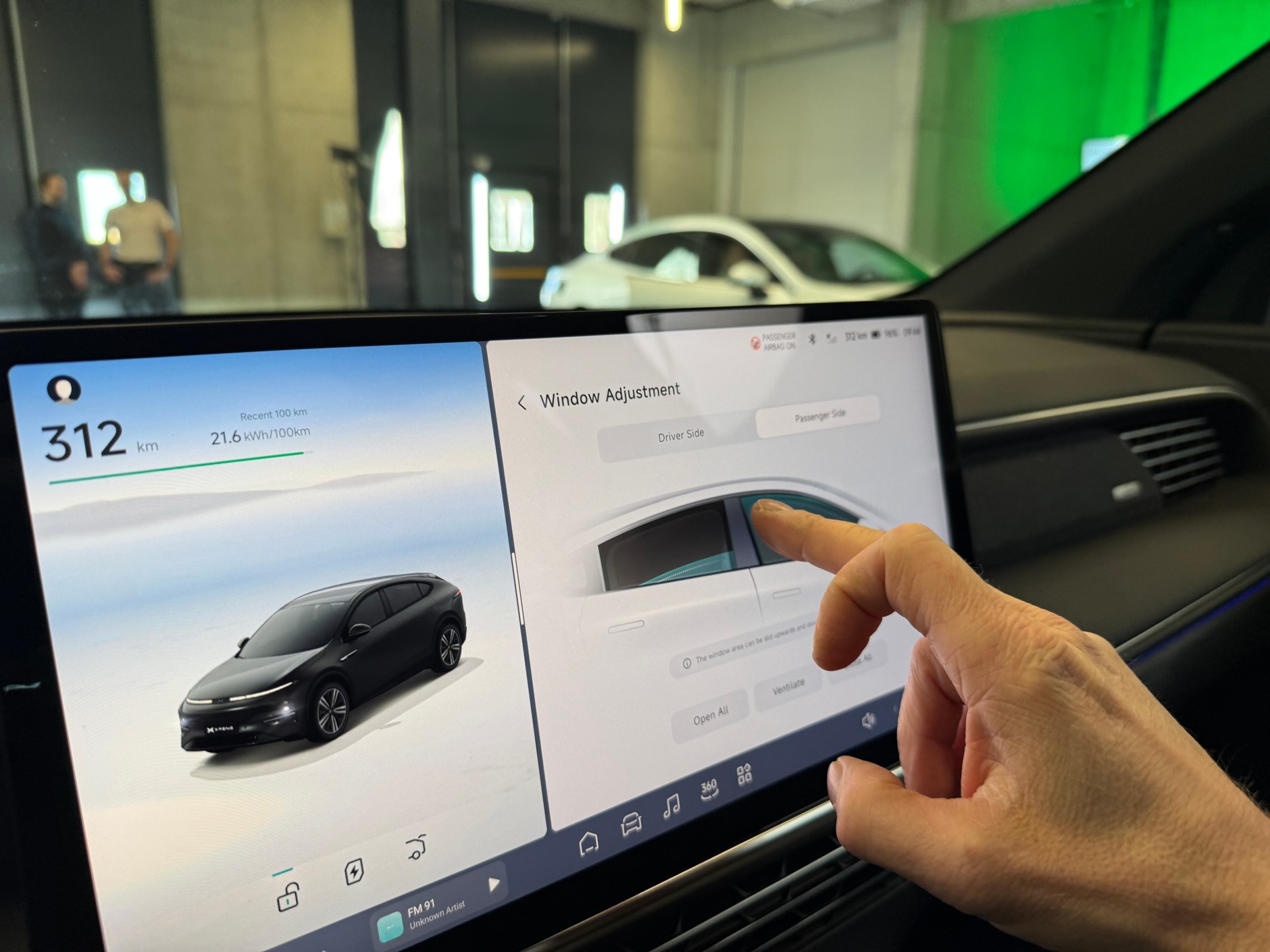 XPeng: można opuścić szybę, korzystając z ekranu. Dla chińskich klientów to rozwiązanie wygodniejsze od przycisków na drzwiach. 