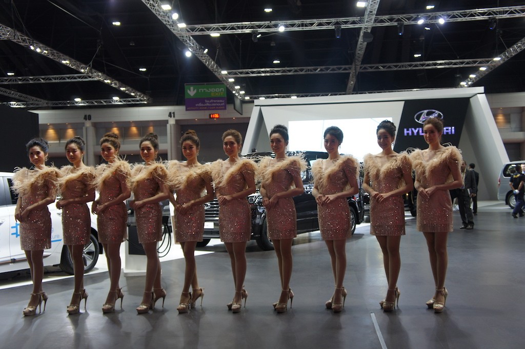 Salon w Bangkoku – modelki i samochody