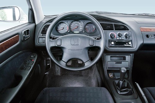 Honda Accord, Mazda 626, Nissan Primera, Toyota Avensis - Mocarze klasy średniej