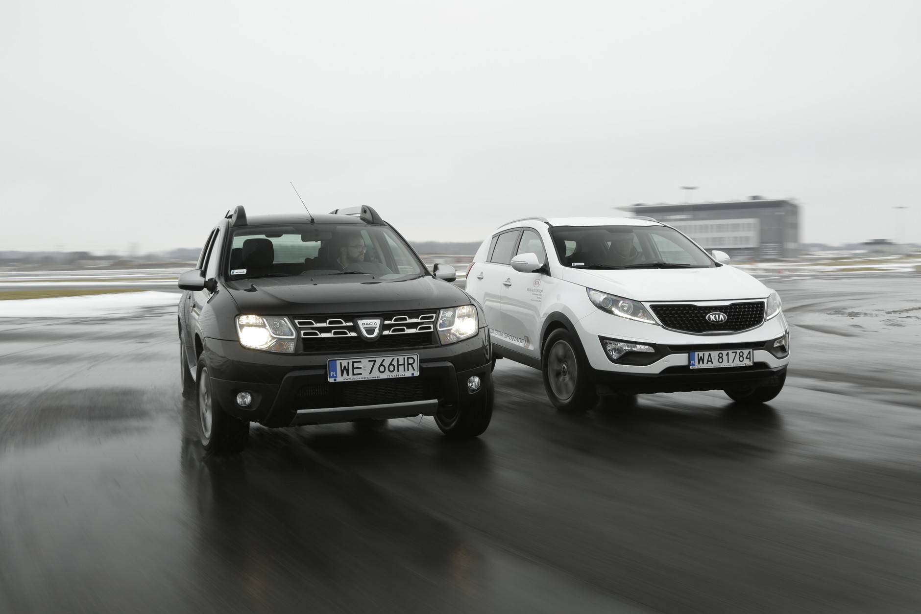 Lepsze prowadzenie i wyższy komfort jazdy oferuje Sportage. Wystarczy jednak, że spadnie
dużo śniegu, a przewagę zyska Duster 4x4.