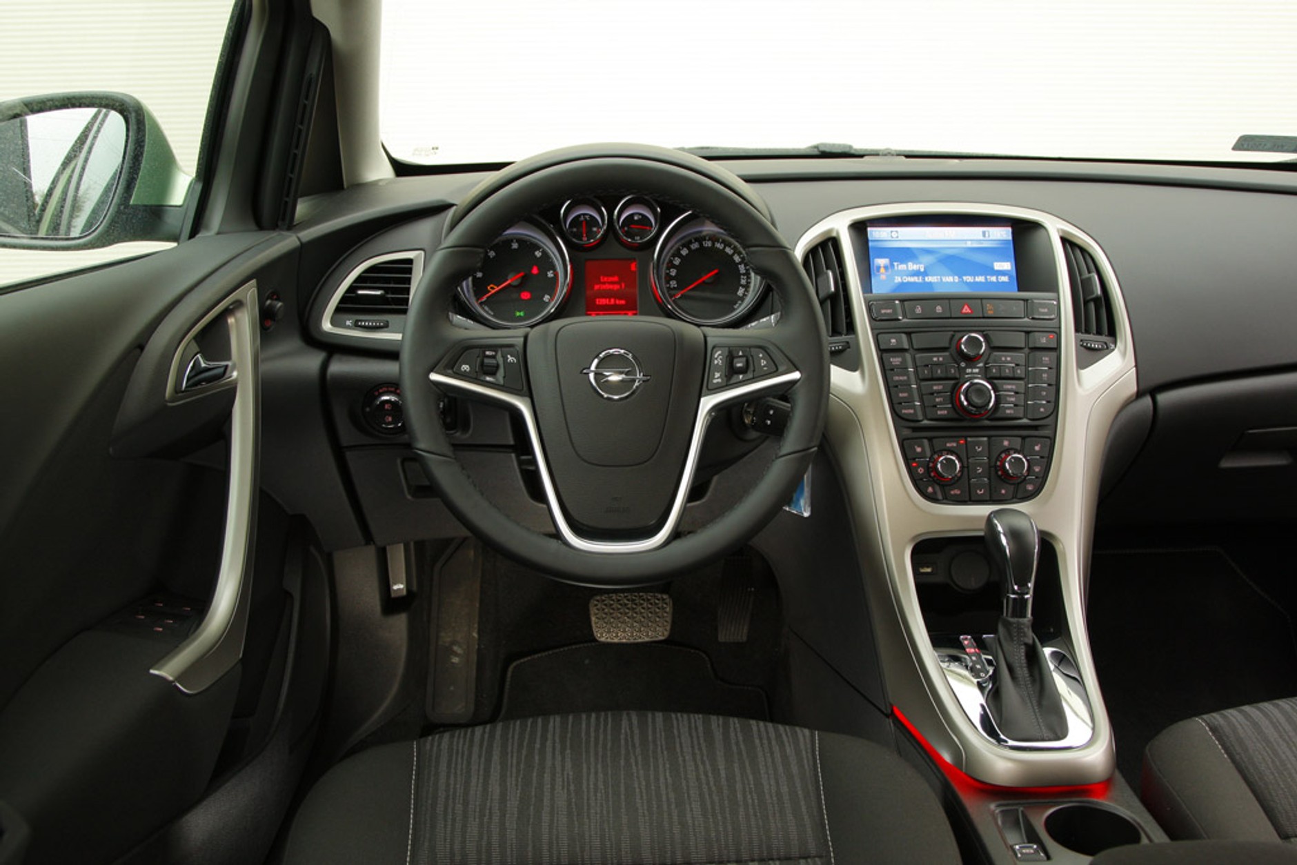 Czy kompaktowy diesel może się opłacać?  Opel Astra 1.6 kontra 1.7 CDTI