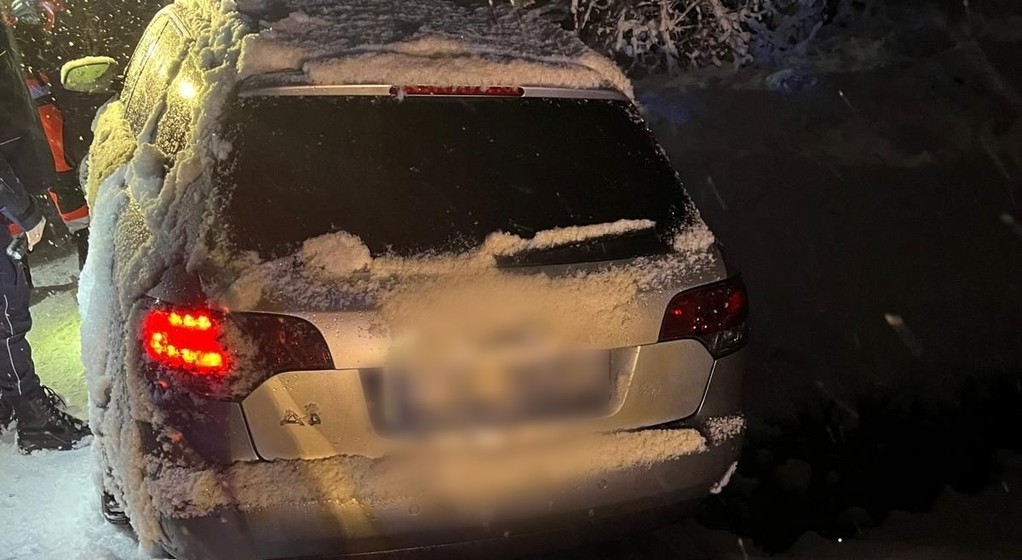 Auto było zawieszone na skraju rowu. Policjanci zdecydowali się wybić szybę.