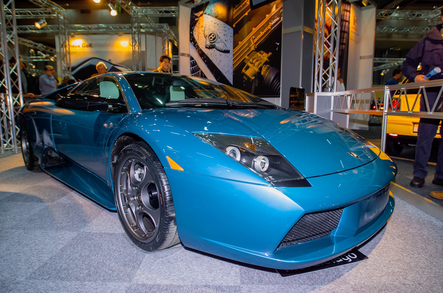 Lamborghini Murcielago. Przyjrzycie się dobrze tym pomarańczowym kierunkowskazom, a potem porównajcie je z elementami z leciwego Focusa, którego znajdziecie pewnie gnijącego gdzieś w pobliskich krzakach