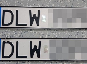 Zaparkowała i spojrzała na auto stojące obok. Od razu zadzwoniła na policję