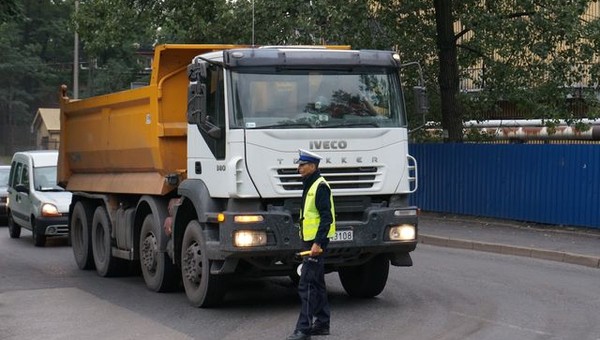 Pijany kierowca iveco bez uprawnień i ubezpieczenia zatrzymany przez policję