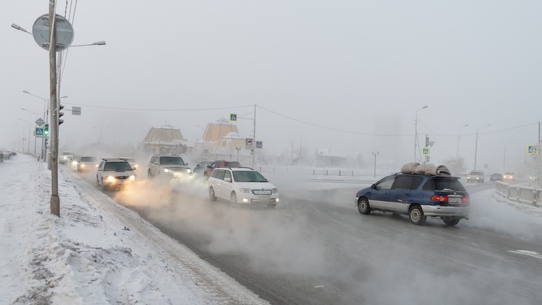 Ruch drogowy w trakcie zimy w Jakucji