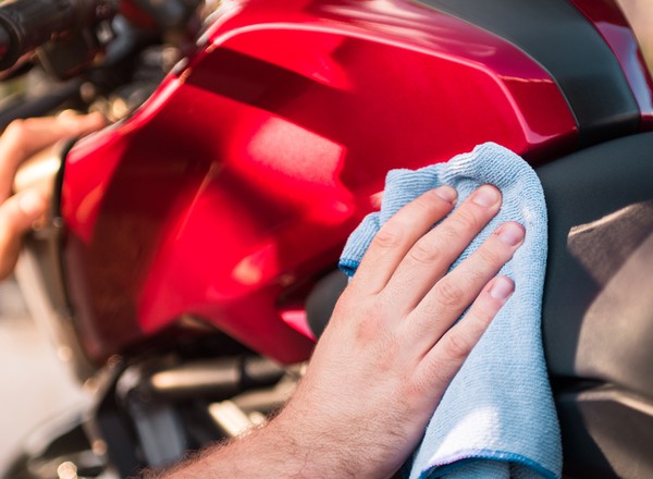 Jak przygotować motocykl do zimowego postoju – przewodnik krok po kroku